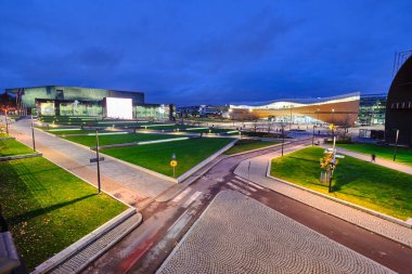 Helsinki, Finlandiya - 25 Ekim 2020: Helsinki 'nin merkezindeki Vatandaş Meydanı. Akşam manzarası. Oodi Kütüphanesi. Helsinki Müzik Merkezi. Finlandiya.