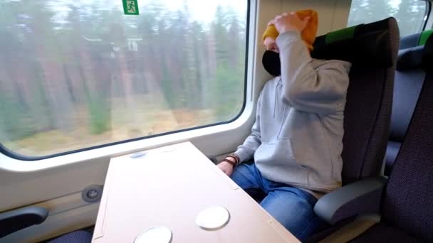 Uomo Con Una Maschera Protettiva Nera Seduto Sul Treno Guarda — Video Stock
