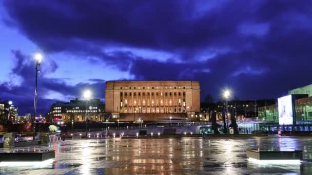 Parlamentsgebäude Und Bürgerplatz Regnerischen Abend Helsinki Finnland — Stockvideo
