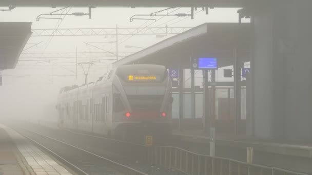 フィンランド エスポ 2020年11月10日 エスポ中央駅の霧の朝 通勤電車は駅から出発します — ストック動画