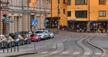 Finlandiya, Helsinki - 10 Kasım 2020: Güneşli sonbahar gününde Kaartinkaupunki Mahallesi Erottajankatu Caddesi.