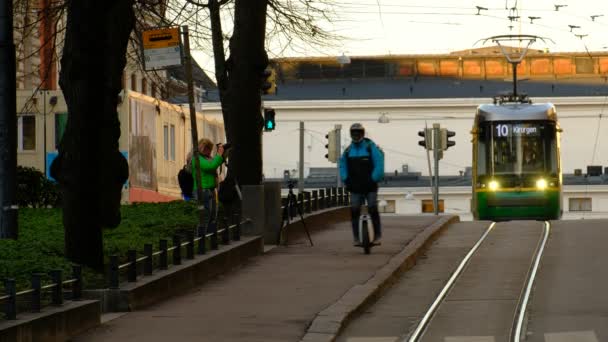 赫尔辛基 2020年11月10日 秋天阳光普照的Kaartinkaupunki街区Erottajankatu上经典的赫尔辛基绿色电车 — 图库视频影像