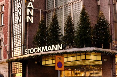 Finlandiya, Helsinki - 10 Kasım 2020: Helsinki caddesindeki Noel süsü. Stockmann alışveriş merkezinin girişi..