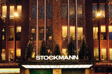 Finlandiya, Helsinki - 10 Kasım 2020: Helsinki caddesindeki Noel süsü. Stockmann alışveriş merkezinin girişi..
