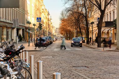 Finlandiya, Helsinki - 10 Kasım 2020: Orta Helsinki 'de güneşli bir sonbahar gününde Kuzey Esplanada Caddesi (Pohjoisesplanadi).