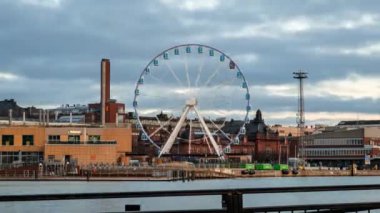 Helsinki 'nin merkezindeki SkyWheel dönme dolabı. Zaman atlamalı video. Helsinki, Finlandiya - 24 Kasım 2020.