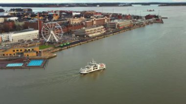 Hareket eden Suomenlinna feribot gemisinin hava görüntüsü. Helsinki, Finlandiya - 24 Kasım 2020.