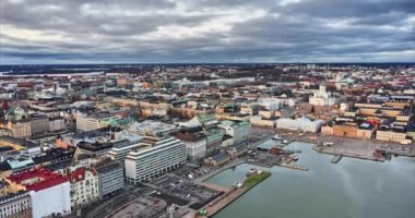 Helsinki, Finlandiya 'daki Kaartinkaupunki ve Kluuvi mahallelerinin hava görüntüsü - 24 Kasım 2020. Hiper-hızlı hava görüntüsü.