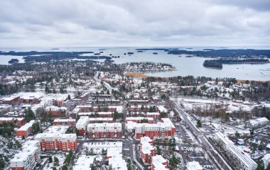 Espoo, Finlandiya 'daki Matinkyla mahallesinin havadan görünüşü. Şehrin ilk karı. Baltık Denizi Manzarası.