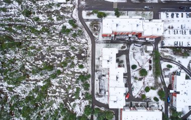 Espoo, Finlandiya 'daki Matinkyla mahallesinin havadan görünüşü. Şehrin ilk karı..