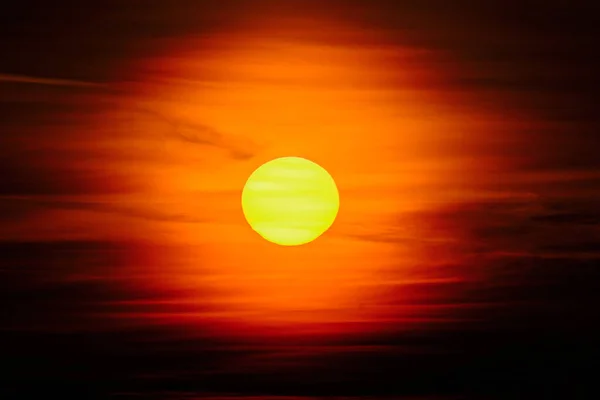 Pôr Sol Perto Através Das Nuvens Grande Sol Laranja — Fotografia de Stock