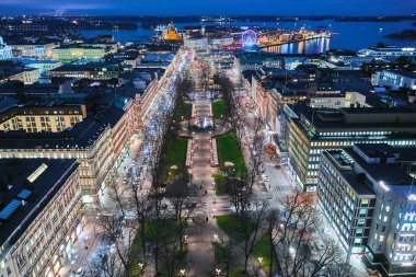 Helsinki, Finlandiya - 17 Aralık 2020: Noel süslemeli Esplanadi parkının hava manzarası.