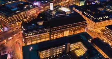 Helsinki, Finlandiya - 17 Aralık 2020: Stockmann Alışveriş Merkezi 'nin akşamları hipervanesi. Sokaklar Noel için süslenmiş. Aleksanterinkatu, Helsinki 'nin en ünlü turistik caddesidir.