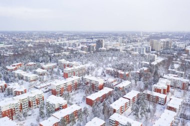 Espoo, Finlandiya 'daki Matinkyla mahallesinin havadan görünüşü. Kışın karla kaplanmış şehir.