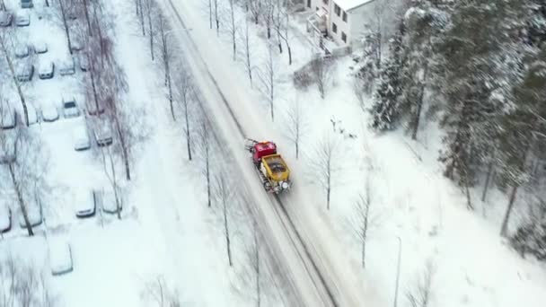 Sneeuwschuiver Straat Aan Het Opruimen Een Winterstorm Luchtfoto Video Vliegen — Stockvideo