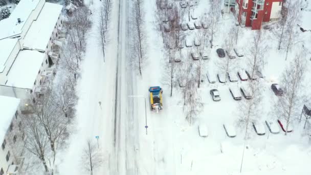 Снегоочиститель Очищает Улицу После Зимней Бури Видеозапись Воздуха Летая Снегоочистителем — стоковое видео