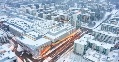 Espoo, Finlandiya - 11 Ocak 2021: İso Omena alışveriş merkezinin havadan hipervane hızı.