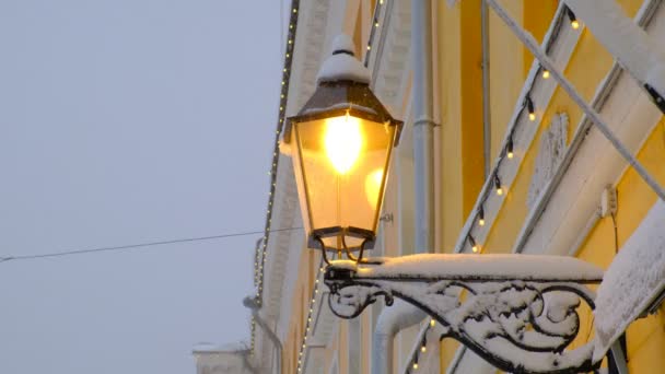 Klasyczna Lampa Uliczna Budynku Podczas Opadów Śniegu Klasyczna Architektura Europejska — Wideo stockowe