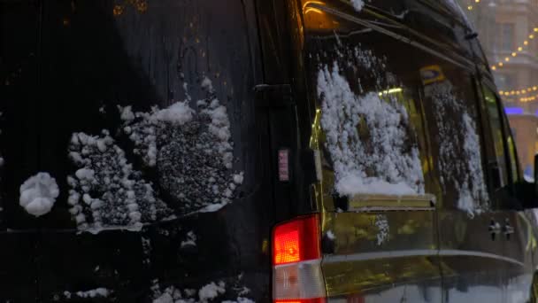 Luci Arancione Emergenza Sul Furgone Nero Durante Nevicata — Video Stock