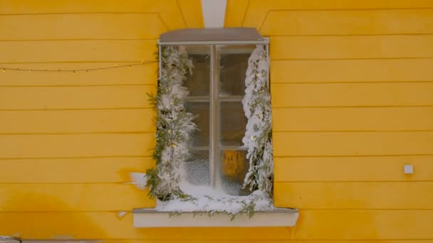 Ventana Cubierta Nieve Decorada Para Navidad Durante Fuerte Tormenta Nieve — Vídeo de stock