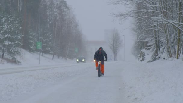 Espoo Finland Januari 2021 Fietser Straat Tijdens Sneeuwstorm — Stockvideo