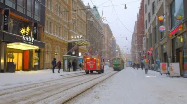 Helsinki, Finlandiya - 12 Ocak 2021: Aleksanterinkatu Caddesi, şiddetli kar fırtınası sırasında. İtfaiye aracı yolda ilerliyor..