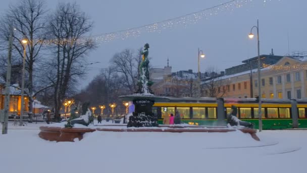 Helsingfors Januari 2021 Spårvagnen Närheten Havis Amandas Fontän Snöstormen — Stockvideo