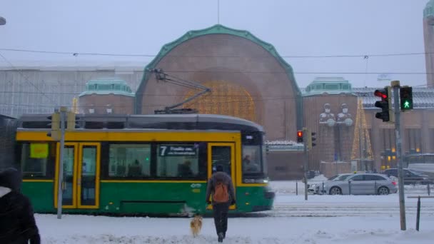 Helsinki Finlandia Gennaio 2021 Tram Sta Muovendo Vicino Alla Stazione — Video Stock