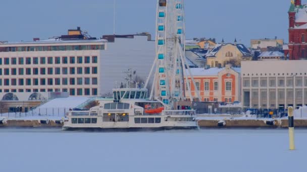 フィンランドのヘルシンキ 2021年1月15日 フェリースオメリンナは 氷に覆われた港を通って晴れと霜の多い冬の日に移動しています — ストック動画