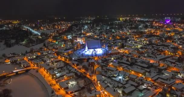 2021年2月14日 芬兰波尔沃市 老波尔沃市的空中灯节 Aerial Hyperlapse Light Festival 回旋飞镖视频 旧教堂的艺术灯 — 图库视频影像