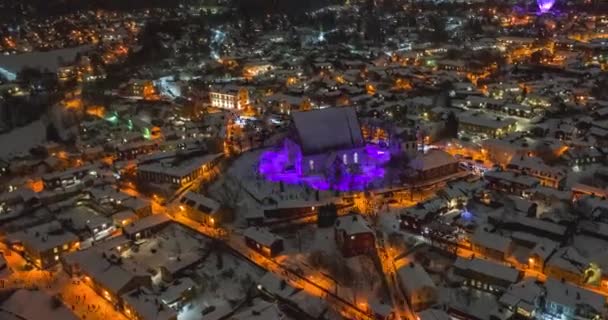 2021年2月14日 芬兰波尔沃市 老波尔沃市的空中灯节 Aerial Hyperlapse Light Festival 回旋飞镖视频 旧教堂的艺术灯 — 图库视频影像