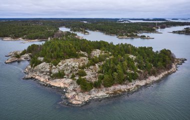 Sonbaharda Finlandiya 'da Baltık kıyılarının havadan görünüşü. Porkkalanniemi, Finlandiya Körfezi 'nde bir yarımadadır..
