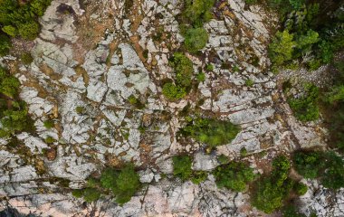 Finlandiya 'da sonbaharda kayalık manzaranın havadan görünüşü. Porkkalanniemi, Finlandiya Körfezi 'nde bir yarımadadır..
