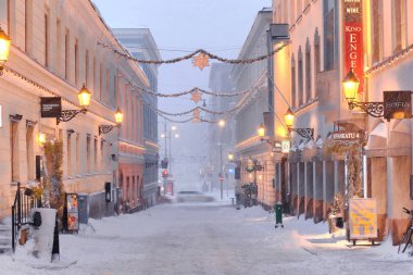 Helsinki, Finlandiya - 12 Ocak 2021: Sofiankatu sokağı güçlü kar fırtınası sırasında Orta Helsinki 'de Noel için dekore edildi.