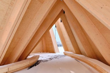 Helsinki, Finlandiya - 24 Kasım 2020: Lubeck İskelesi 'ndeki Helsinki Biennale pavyonunun içi. Modern tahta İskandinav mimarisi.