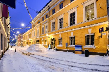 Orta Helsinki, Finlandiya 'da Noel için karla kaplı cadde süslenmiştir..