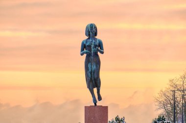 Helsinki, Finlandiya - 15 Ocak 2021: Günbatımı arka planında Barış Heykeli