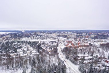 Espoo, Finlandiya 'daki Matinkyla mahallesinin havadan görünüşü. Kışın karla kaplı şehir.