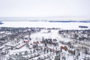 Espoo, Finlandiya 'daki Matinkyla mahallesinin havadan görünüşü. Kışın karla kaplı şehir.