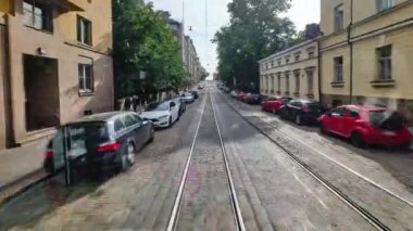 Helsinki, Finlandiya - 20 Eylül 2020: Orta Helsinki 'de yaz güneşli bir günde tramvay penceresinden sokağa hızlandırılmış video.
