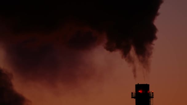 Крупный План Трубопроводов Тэц Дымом Красном Свете Заката — стоковое видео