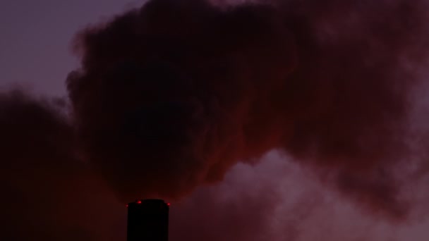 Крупный План Трубопроводов Тэц Дымом Красном Свете Заката — стоковое видео
