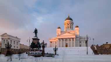 Helsinki, Finlandiya - 10 Şubat 2021: Güneşli bir kış gününde Helsinki Katedrali Finlandiya 'nın en ünlü simgesidir. Kışın hızlandırılmış video.