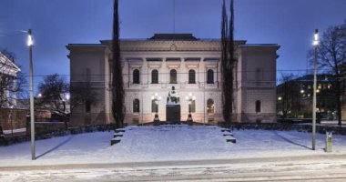 Helsinki, Finlandiya - 10 Şubat 2021: Finlandiya Bankası binası. Kış akşamında hızlandırılmış video.