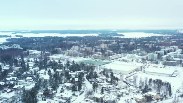フィンランドのエスポのMatinkyla地区の空中ビュー 冬の雪に覆われた都市 — ストック動画