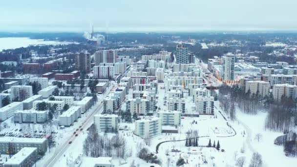 フィンランドのエスポのMatinkyla地区の空中ビュー 冬の雪に覆われた都市 — ストック動画