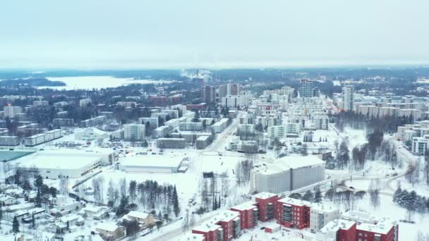 フィンランドのエスポのMatinkyla地区の空中ビュー 冬の雪に覆われた都市 — ストック動画