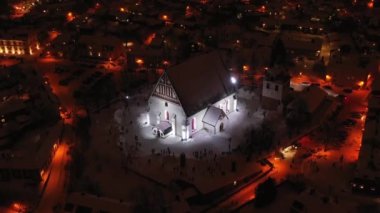 Porvoo, Finlandiya - 14 Şubat 2021: Porvoo Işık Festivali sırasında Eski Porvoo Kilisesi 'nin havadan görünüşü.