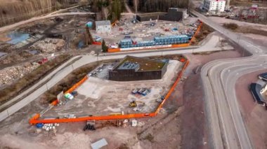 Espoo, Finlandiya - 29 Nisan 2021: Finnoo metro istasyonunun havadan görünüşü. Yüksek hızlı video.