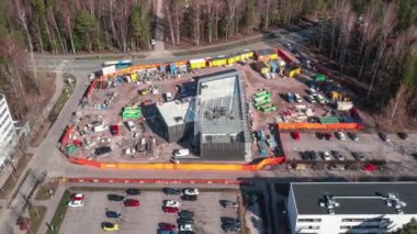 Espoo, Finlandiya - 29 Nisan 2021: Kaitaa mahallesindeki metro istasyonunun hava manzarası. Yüksek hızlı video.